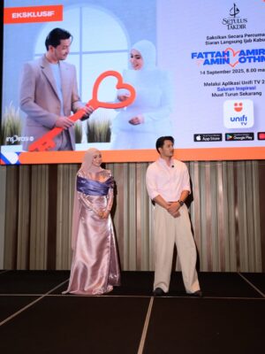 Amira Othman Instagram - Segenap rasa dan segenap takdir, kan semuanya dari Ilahi. Kan kita yang mohon di buka kan jalan di buka kan hati š«¶ Terima kasih sudi hadir rakan2 media. @sonymusic_malaysia & @unifi yang bertungkus lumus menjayakan PC harini. Terima kasih di atas doa yang baik2. Moga Allah kurniakan yang baik2 utk kalian semua š«¶š¤ terima kasih @s.yfq utk karya yang baik2 ini.
š : @rizmanruzaini