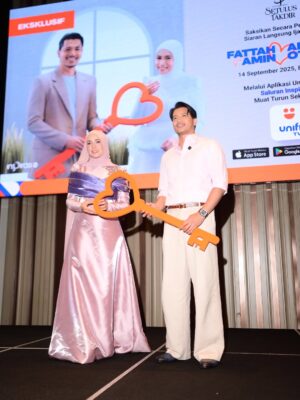 Amira Othman Instagram - Segenap rasa dan segenap takdir, kan semuanya dari Ilahi. Kan kita yang mohon di buka kan jalan di buka kan hati š«¶ Terima kasih sudi hadir rakan2 media. @sonymusic_malaysia & @unifi yang bertungkus lumus menjayakan PC harini. Terima kasih di atas doa yang baik2. Moga Allah kurniakan yang baik2 utk kalian semua š«¶š¤ terima kasih @s.yfq utk karya yang baik2 ini.
š : @rizmanruzaini