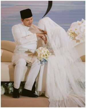 Amira Othman Instagram - ⨠Dalam tiap helaian takdir, terukir kisah kita. Setulus takdir menyatu dalam satu akad. Setiap detik adalah puisi cinta yang tidak terucap, namun tersemat pada setiap jiwa yang ikhlas. š¤šāØ
#setulustakdirfattahamira