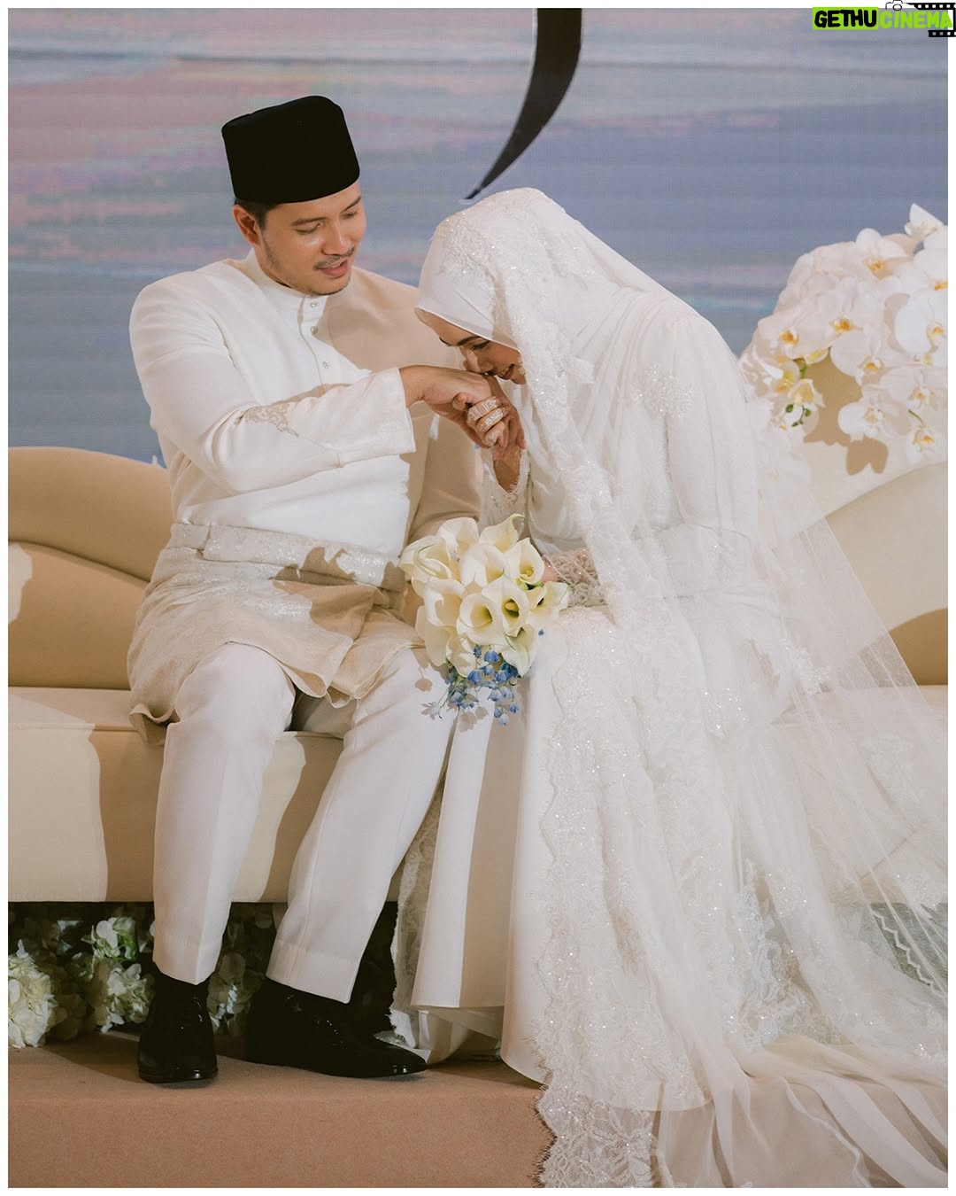 Amira Othman - 309.5K Likes - ✨ Dalam tiap helaian takdir, terukir kisah kita. Setulus takdir menyatu dalam satu akad. Setiap detik adalah puisi cinta yang tidak terucap, namun tersemat pada setiap jiwa yang ikhlas. 🤍💙✨ 

#setulustakdirfattahamira