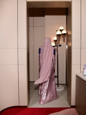 Amira Othman Instagram - Segenap rasa dan segenap takdir, kan semuanya dari Ilahi. Kan kita yang mohon di buka kan jalan di buka kan hati š«¶ Terima kasih sudi hadir rakan2 media. @sonymusic_malaysia & @unifi yang bertungkus lumus menjayakan PC harini. Terima kasih di atas doa yang baik2. Moga Allah kurniakan yang baik2 utk kalian semua š«¶š¤ terima kasih @s.yfq utk karya yang baik2 ini.
š : @rizmanruzaini