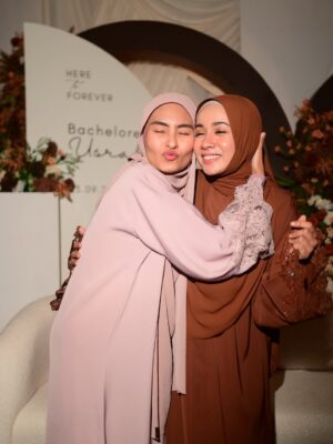 Amira Othman Instagram - Bachelorette usrah oleh kawan2 usrah saya. MasyaAllah baiknya kawan2 saya ni. Mastermind @bettyrahmad terima kasih selalu ada dengan mira. Selalu ajak mira pergi class. Usrah ni tentang pesanan menjadi isteri syurga. Betul2 kak @bettyrahmad suruh i menuntut ilmu sebelum jadi isteri š
terima kasih Ustazah di atas perkongsian ilmu. Terima kasih kawan2 syurga saya. Semoga kita berkawan smpi Syurga š«¶š„¹
š : @do_buy_abaya