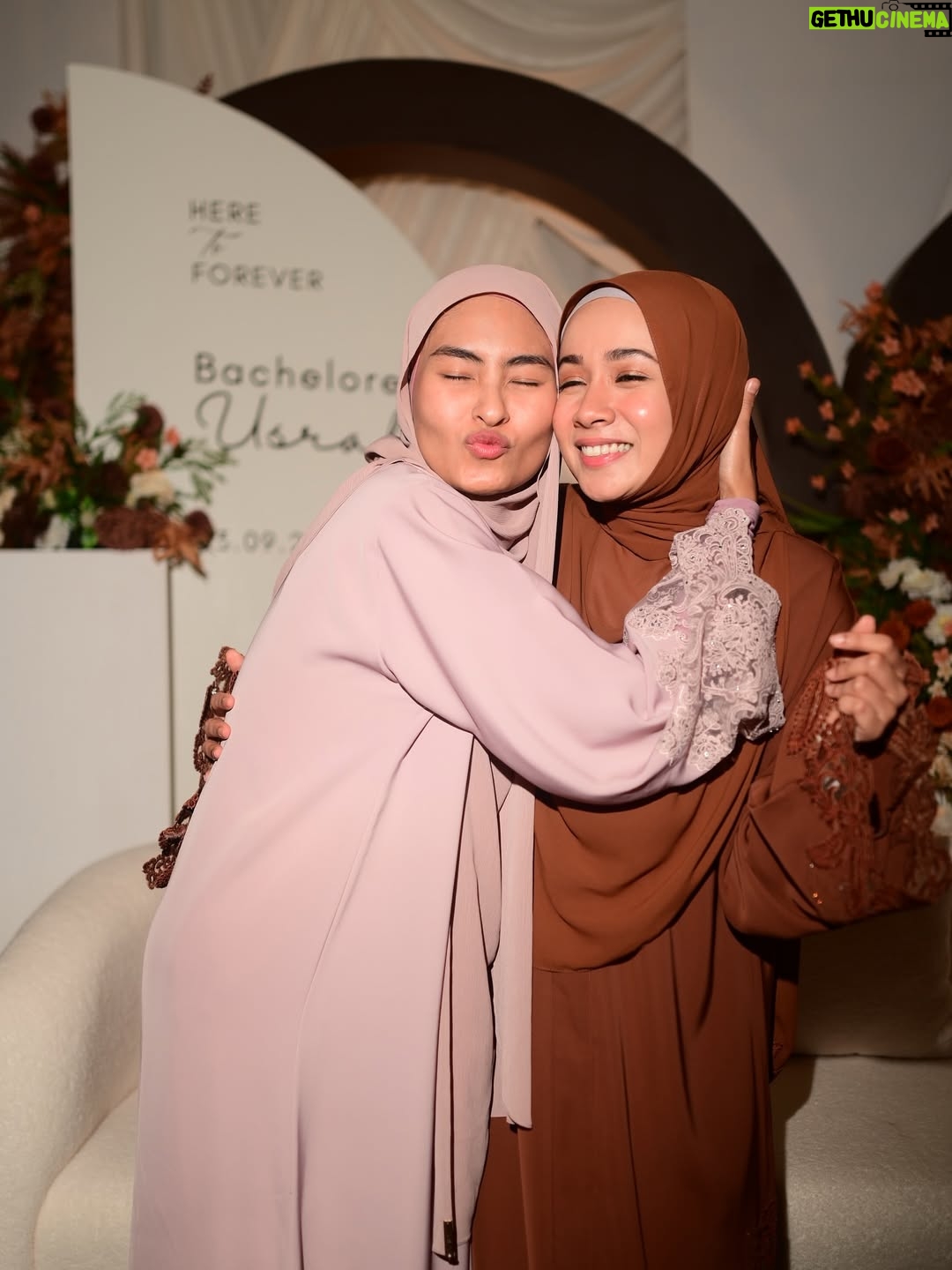 Amira Othman - 139.4K Likes - Bachelorette usrah oleh kawan2 usrah saya. MasyaAllah baiknya kawan2 saya ni. Mastermind @bettyrahmad terima kasih selalu ada dengan mira. Selalu ajak mira pergi class. Usrah ni tentang pesanan menjadi isteri syurga. Betul2 kak @bettyrahmad suruh i menuntut ilmu sebelum jadi isteri 😅 terima kasih Ustazah di atas perkongsian ilmu. Terima kasih kawan2 syurga saya. Semoga kita berkawan smpi Syurga 🫶🥹
👗 : @do_buy_abaya