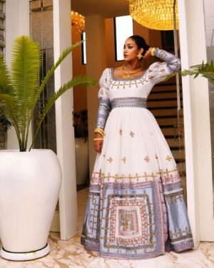 Amleset Muchie Instagram - በመላው ዓለም ለምትገኙ ኢትዮጵያውያን ወገኖች በሙሉ እንኳን ለ2017 የዘመን መለወጫ በዓል አደረሳችሁ።
@nitsuartss
@fetil_picture