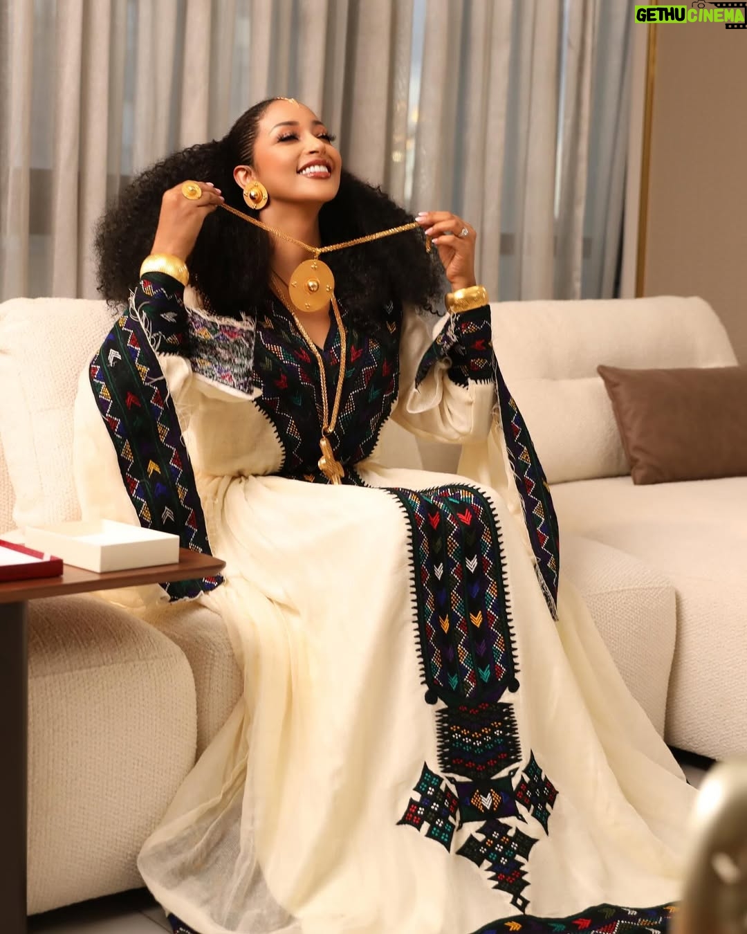 Amleset Muchie - 15.8K Likes - እንኳን ለጌታችንና ለመድሀኒታችን ለኢየሱስ ክርስቶስ የትንሳኤ በዓል አደረሰን አደረሳችሁ!!

መልካም በዓል! 

📸 @maya_digitalmedia 
💄 @touch_by_marzel 
Dress by @fisha_tebeb 🙏🏾