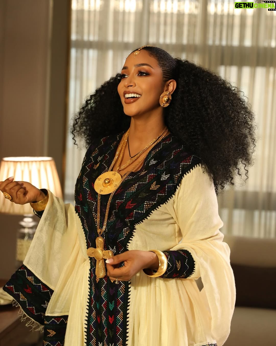Amleset Muchie - 15.8K Likes - እንኳን ለጌታችንና ለመድሀኒታችን ለኢየሱስ ክርስቶስ የትንሳኤ በዓል አደረሰን አደረሳችሁ!!

መልካም በዓል! 

📸 @maya_digitalmedia 
💄 @touch_by_marzel 
Dress by @fisha_tebeb 🙏🏾