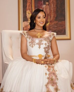 Amleset Muchie Instagram - እንኳን ለብርሃነ ትንሣኤው አደረሳችሁ!!
መልካም በዓል!
.
.
.
.
.
.
👗 @nitsuartss
📸 @fetil_picture
💄 @touch_by_marzel