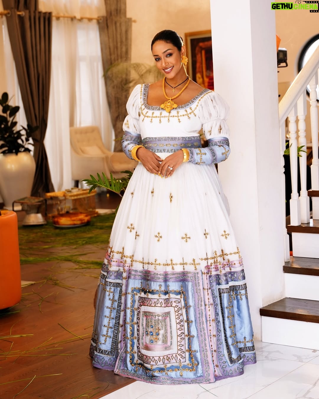 Amleset Muchie - 14.7K Likes - በመላው ዓለም ለምትገኙ ኢትዮጵያውያን ወገኖች በሙሉ እንኳን ለ2017 የዘመን መለወጫ በዓል አደረሳችሁ። 
@nitsuartss 
@fetil_picture
