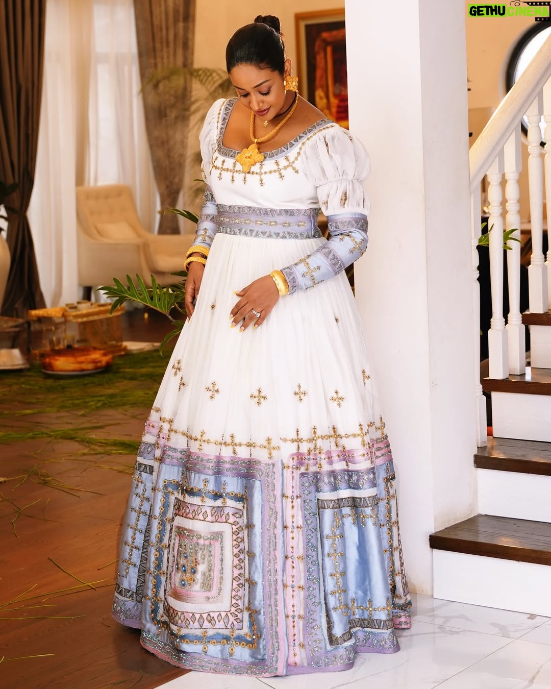 Amleset Muchie - 14.7K Likes - በመላው ዓለም ለምትገኙ ኢትዮጵያውያን ወገኖች በሙሉ እንኳን ለ2017 የዘመን መለወጫ በዓል አደረሳችሁ። 
@nitsuartss 
@fetil_picture