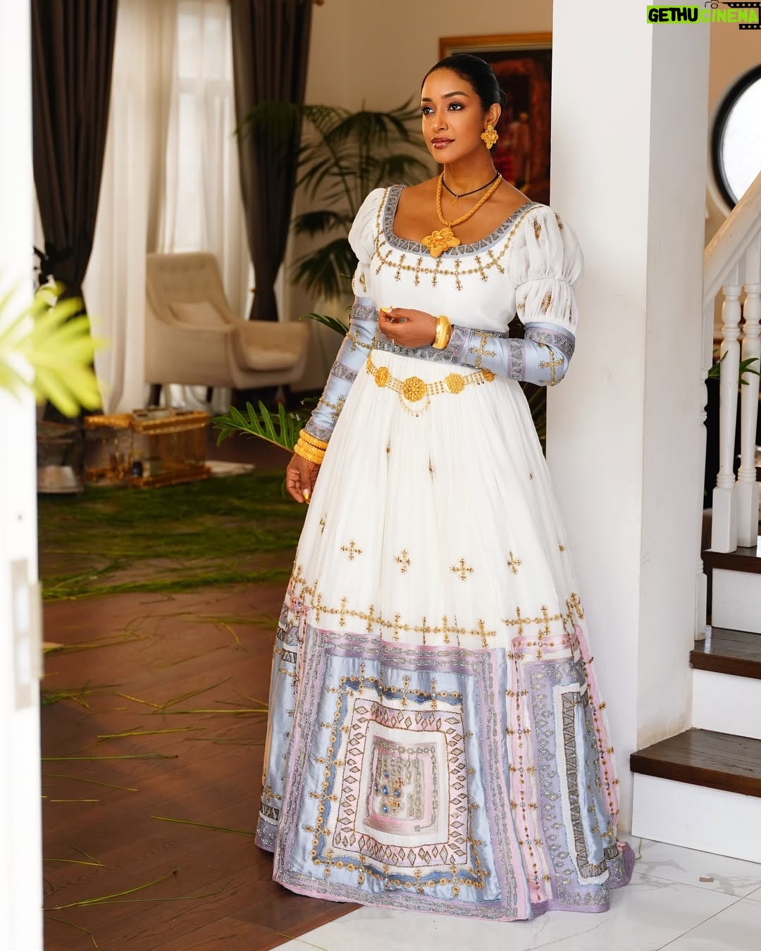 Amleset Muchie - 14.7K Likes - በመላው ዓለም ለምትገኙ ኢትዮጵያውያን ወገኖች በሙሉ እንኳን ለ2017 የዘመን መለወጫ በዓል አደረሳችሁ። 
@nitsuartss 
@fetil_picture