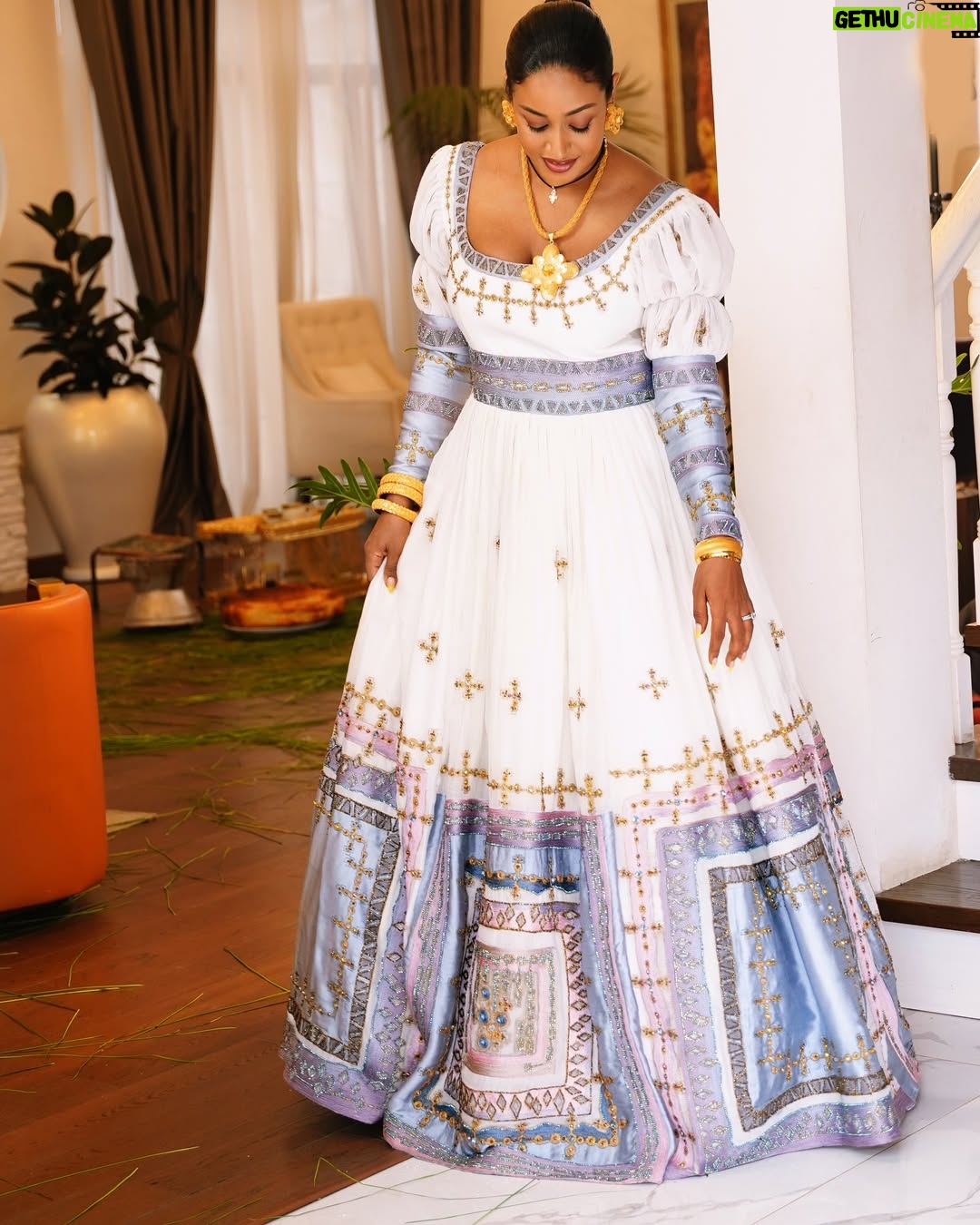 Amleset Muchie - 14.7K Likes - በመላው ዓለም ለምትገኙ ኢትዮጵያውያን ወገኖች በሙሉ እንኳን ለ2017 የዘመን መለወጫ በዓል አደረሳችሁ። 
@nitsuartss 
@fetil_picture