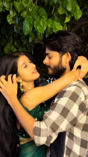 Ammye Singh Instagram - Zara pass tu aa mere!❤️🔥#ammye1921 #reels #song