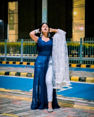 Ammye Singh Instagram - Ek nazar tujhe dekhne se saari duniya haseen lagti hai..💙🖇️