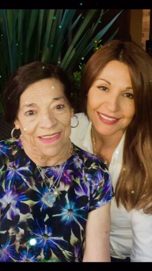 Amparo Grisales Instagram - TE BENDIGO MADRE HERMOSA “FLOR DE MARIA”.... ❤️
ERES Y SIEMPRE SERÁS EL AMOR MÁS GRANDE DE MI VIDA…..💕💕💕
AMOR ETERNO E INOLVIDABLE !!!!
GRACIAS MAMI !!!!!!❤️❤️❤️🌷🌷🌷🌷🌷
TU CANCIÓN FAVORITA… PUES SIEMPRE QUERÍAS VERNOS FELICES !!!
🌷🌷🌷🌷
Si tu madre está viva, bendícela con amor porque ella es la raíz más honda de tu existencia y el manantial más alto de tu alma.
Si tu madre ya no esta, bendícela con amor, porque ella es tu antena entre la tierra y el cielo y la voz más pura que habla en tu corazón.
Bendice a tu madre, porque ella está contigo en tu angustia, en tu amor y en tu esperanza.
Bendice a tu madre en el día y en la noche,
en las horas adversas y en las horas felices.
Tu bendición te elevará sobre el polvo del mundo y Dios acogerá en su oído tu amorosa plegaria!!!
Bendícela siempre ….eres su huella innegable en la tierra.
Honra a la mujer que te dio VIDA y BENDICE-LA CON AMOR... !!!
❤️ 🌷🌷❤️❤️
FELIZ DÍA A TODAS LAS MADRES DEL MUNDO!!🌷🌷🌷@patgrisales #ninita #omayra
#todoslosdíassondíasdelamadre 💕💕