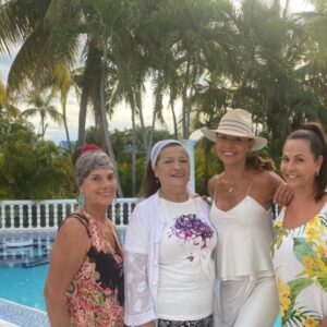 Amparo Grisales Instagram - Mis hermanas preciosas!!
Omayra ….Luz Marina a quien llamamos Ninita y está de Cumpleaños 🎂 y mi Paty la menor…. @patgrisales
FELIZ VUELTA AL SOL MI NINA HERMOSA…!!!🎂🎊
Qué Dios te bendiga con Salud y Armonía para que celebremos muchas cosas lindas!!!
Nuestra Mamita dándonos la bendición y guiándonos desde el cielo!!🌹🌹🙏🙏💕