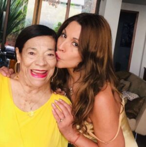 Amparo Grisales Instagram - Ayer 13 de octubre!…7 años de tu ausencia MADRE HERMOSA!!❤️❤️❤️🙏🙏
Tú sabes que siempre cuando despierto te saludo .. te abrazo … te beso…y le doy gracias a Dios por haberme traído al mundo dándome la Mamá mas hermosa de este mundo!! ⭐️⭐️
Salí de tu precioso vientre y siempre me regalaste Amor… Felicidad…Sabiduría.. y me enseñaste a vivir la Vida con Alegría !!
Empiezo mis días con tu Bendición en francés que solías darnos!!
Estas tatuada en mi corazón y en cada una de mis células …….y se que siempre nos llevas de la mano con tu Luz y tu sonrisa pícara mi deliciosa BRISA amorosa!!
Te extraño infinito pero siempre estás presente……. Conmigo!!!
TE AMO .. TE AMO … TE AMO
♥️♥️♥️♥️con todo mi corazón!!
GRACIAS MAMI!!!