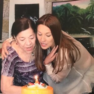 Amparo Grisales Instagram - Ayer 13 de octubre!…7 años de tu ausencia MADRE HERMOSA!!❤️❤️❤️🙏🙏
Tú sabes que siempre cuando despierto te saludo .. te abrazo … te beso…y le doy gracias a Dios por haberme traído al mundo dándome la Mamá mas hermosa de este mundo!! ⭐️⭐️
Salí de tu precioso vientre y siempre me regalaste Amor… Felicidad…Sabiduría.. y me enseñaste a vivir la Vida con Alegría !!
Empiezo mis días con tu Bendición en francés que solías darnos!!
Estas tatuada en mi corazón y en cada una de mis células …….y se que siempre nos llevas de la mano con tu Luz y tu sonrisa pícara mi deliciosa BRISA amorosa!!
Te extraño infinito pero siempre estás presente……. Conmigo!!!
TE AMO .. TE AMO … TE AMO
♥️♥️♥️♥️con todo mi corazón!!
GRACIAS MAMI!!!