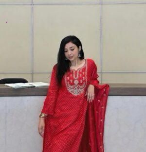 Amrita Mishra Instagram - Romanticizing Life šø
Dress š @nix_couture