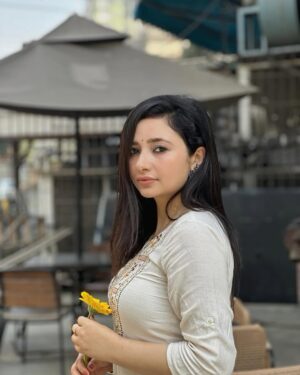Amrita Mishra Instagram - Tumhe kaisi lagti hu ?
#kammoji #trending #fy #fyp