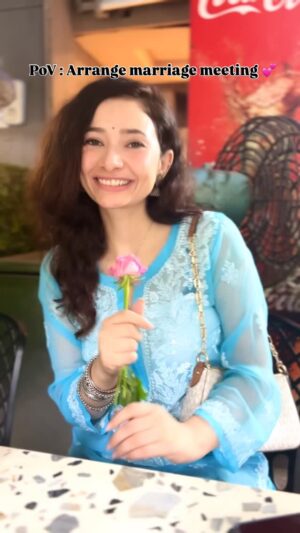 Amrita Mishra Instagram - When you are meeting him for the first time šø
#marriage #marriageproposal #arrangemarriage #firstmeet #firstmeetingā¤ļø #proposal #engagement #familytime #family #relatablecontent #relatable #relationships #viral #progress