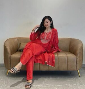 Amrita Mishra Instagram - Romanticizing Life šø
Dress š @nix_couture
