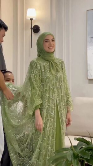 Amyra Rosli Instagram - Kekwat tuan rumah minggu ni, dia x nak mention nama dia dalam Nona..
Attire : @qudynofficial
Stylist : @tymfatimah
Make up : @halisa_said
ID @lenteracreativehome