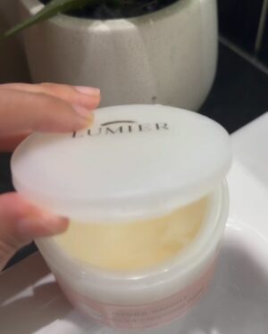 Amyra Rosli Instagram - Kitorg tgh shooting sama2, sarah asyik tgk myra remove makeup sampai kulit kering. Then dia suruh myra cuba her cleansing balm @lumier.malaysia.
Ok lulus! 10 kali removed makeup pun kulit tetap moist. Thank you @puterisarahliyana @lumier.malaysia 🤍
Tapi kenapa gambar dgn sarah ni kena letak lagu ni eh 🤭