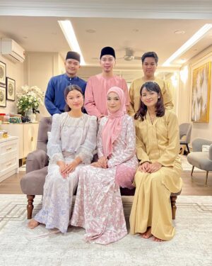 Amyra Rosli Instagram - Raya mana?
Pagi kampung suami, tghari kampung saya. 🥰
#Amyramar #Syawal2025