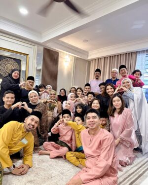 Amyra Rosli Instagram - Raya mana?
Pagi kampung suami, tghari kampung saya. 🥰
#Amyramar #Syawal2025