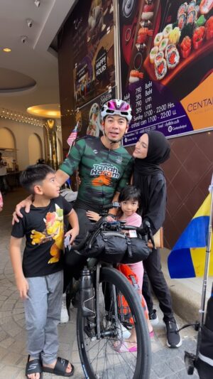 Amyra Rosli Instagram - “Kenapa Amar pergi tinggal isteri & anak2?
Kenapa Amyra izinkan?
Kenapa Amar tak naik flight je?
Kenapa Amyra tak ikut sekali?”
Sebenarnya saya pun xde jawapan yg tepat utk semua ni. 😊
Allah lebih mengetahui... Saya redha & ikhlas dgn segala aturanNYA. InsyaAllah pasti ada hikmah yg menanti 🥰
#Amyramar #JourneyToTanahHaram #WeMissDaddy #HatYai