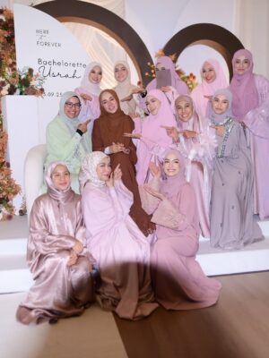 Amyra Rosli Instagram - MasyaAllah @amiraaothman , today is the big day💍
Welcome to wifey life, so fun & so full of love!
May Allah always bless, protect you both, and kurniakan endless happiness till Jannah. Aamiin 🤍