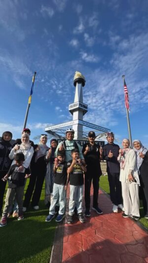 Amyra Rosli Instagram - Lancarkanlah perjalanan suamiku @amarbaharin & Datuk @qobindq, permudahkanlah segala urusan mereka, jauhkanlah dari segala perkara yg tidak baik, semoga Allah sentiasa mengiringi pengembaraan mereka ke Tanah Haram, semoga selamat sampai ke destinasi, dikurniakan tubuh badan yg sihat & semoga mendapat umrah yg mabrur.. insyaAllah, aamiin 🤲🏻🥰
Terima kasih atas doa yg baik2. Semoga doa yg baik itu juga berbalik pd kalian..
#27042025 #Amyramar #JourneyToTanahHaram