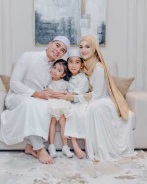 Amyra Rosli Instagram - #BismillahiMasyaAllah
Miss you more @amarbaharin 🤍