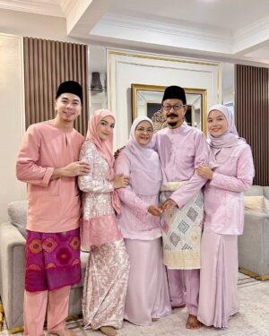 Amyra Rosli Instagram - Raya mana?
Pagi kampung suami, tghari kampung saya. 🥰
#Amyramar #Syawal2025