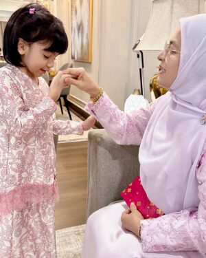 Amyra Rosli Instagram - Raya mana?
Pagi kampung suami, tghari kampung saya. 🥰
#Amyramar #Syawal2025