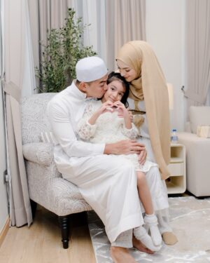 Amyra Rosli Instagram - #BismillahiMasyaAllah
Miss you more @amarbaharin 🤍