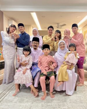 Amyra Rosli Instagram - Raya mana?
Pagi kampung suami, tghari kampung saya. 🥰
#Amyramar #Syawal2025
