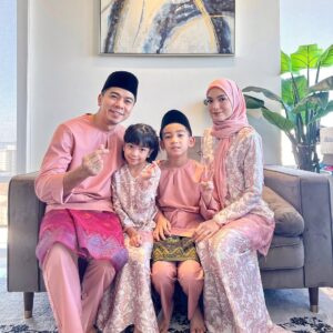 Amyra Rosli Instagram - Selamat Hari Raya Maaf Zahir & Batin 🤍
Family outfit @arianirtw @galeriariani @aryanformen_