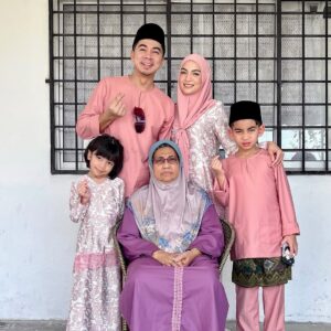 Amyra Rosli Instagram - Selamat Hari Raya Maaf Zahir & Batin 🤍
Family outfit @arianirtw @galeriariani @aryanformen_