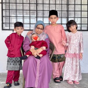 Amyra Rosli Instagram - Selamat Hari Raya Maaf Zahir & Batin 🤍
Family outfit @arianirtw @galeriariani @aryanformen_