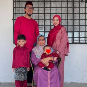 Amyra Rosli Instagram - Selamat Hari Raya Maaf Zahir & Batin 🤍
Family outfit @arianirtw @galeriariani @aryanformen_