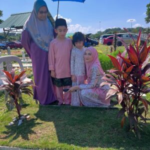 Amyra Rosli Instagram - Selamat Hari Raya Maaf Zahir & Batin 🤍
Family outfit @arianirtw @galeriariani @aryanformen_