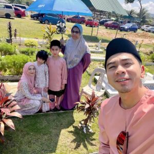 Amyra Rosli Instagram - Selamat Hari Raya Maaf Zahir & Batin 🤍
Family outfit @arianirtw @galeriariani @aryanformen_