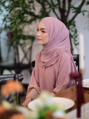Amyra Rosli Instagram - MasyaAllah @amiraaothman , today is the big day💍
Welcome to wifey life, so fun & so full of love!
May Allah always bless, protect you both, and kurniakan endless happiness till Jannah. Aamiin 🤍