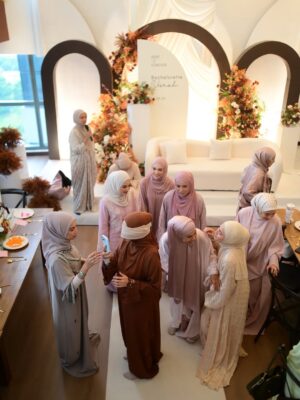 Amyra Rosli Instagram - MasyaAllah @amiraaothman , today is the big day💍
Welcome to wifey life, so fun & so full of love!
May Allah always bless, protect you both, and kurniakan endless happiness till Jannah. Aamiin 🤍