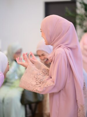 Amyra Rosli Instagram - MasyaAllah @amiraaothman , today is the big day💍
Welcome to wifey life, so fun & so full of love!
May Allah always bless, protect you both, and kurniakan endless happiness till Jannah. Aamiin 🤍
