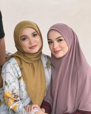 Amyra Rosli Instagram - Kitorg tgh shooting sama2, sarah asyik tgk myra remove makeup sampai kulit kering. Then dia suruh myra cuba her cleansing balm @lumier.malaysia.
Ok lulus! 10 kali removed makeup pun kulit tetap moist. Thank you @puterisarahliyana @lumier.malaysia 🤍
Tapi kenapa gambar dgn sarah ni kena letak lagu ni eh 🤭