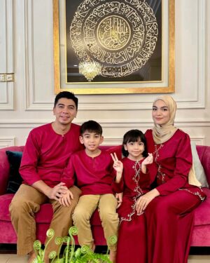 Amyra Rosli Instagram - Banyak open house ke tu? 🥰
Family outfit @muazemporium