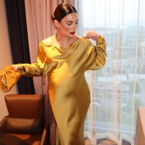 Ana Brenda Contreras Instagram - Igual uno se siente cruda 24/7 así que a disfrutar 🤣
Última salida de mamá ✨🫶🏼
Being pregnant is feeling hangover 24/7 anyway so let’s make the most of it 🤣 last one before 🐣
Boda con el baby daddy 🥰
Besitos , A✨
