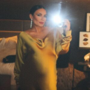 Ana Brenda Contreras Instagram - Igual uno se siente cruda 24/7 así que a disfrutar 🤣
Última salida de mamá ✨🫶🏼
Being pregnant is feeling hangover 24/7 anyway so let’s make the most of it 🤣 last one before 🐣
Boda con el baby daddy 🥰
Besitos , A✨